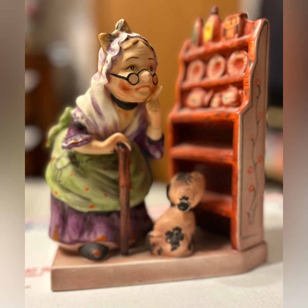 Vintage Lefton’s “Old Mother Hubbard” Porcelain Figurine #1105